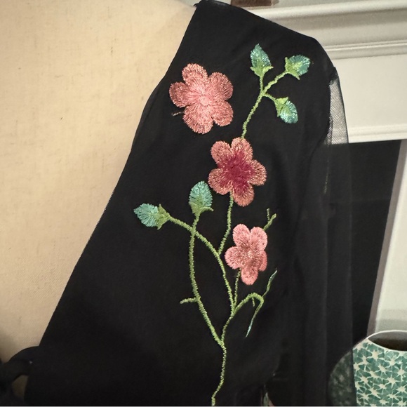 🖤 VENUS Black Floral Embroidered Mesh Sleeve Blouse – Size M - Picture 2 of 11